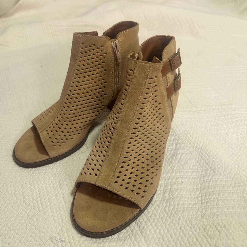 Vionic Women's Aloft Chryssa Light Sand Perfed Suede Pumps sandals 6.5 M - Picture 4 of 7